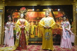 中国の伝統的な衣装を着た中国女性のグループ。