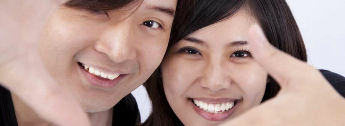 説明:中国にいる男性と女性の姿の写真。