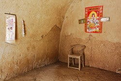 中国の美学にインスピレーションを得た、椅子と壁に絵が飾られた小さな部屋。 中国の美学にインスピレーションを得た、椅子と壁に絵が飾られた小さな部屋。