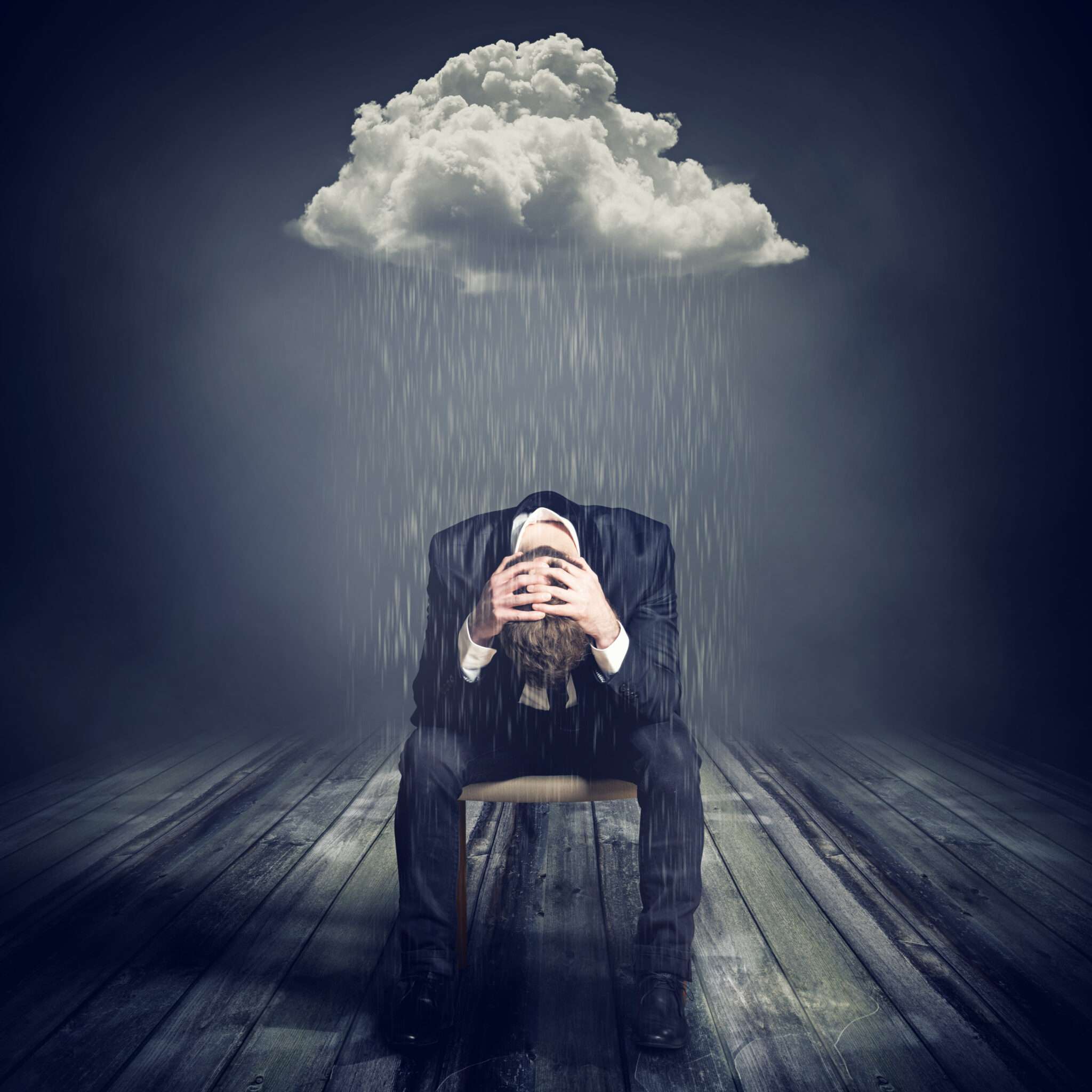 雲を頭上にかぶせて椅子に座る中国出身のビジネスマン。