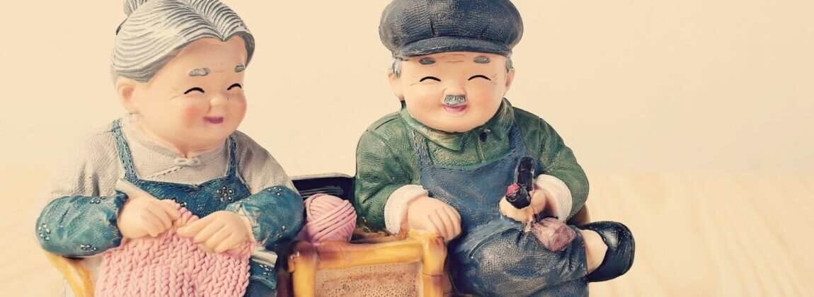 ベンチに座る老夫婦の中国の置物。 ベンチに座る老夫婦の中国の置物。