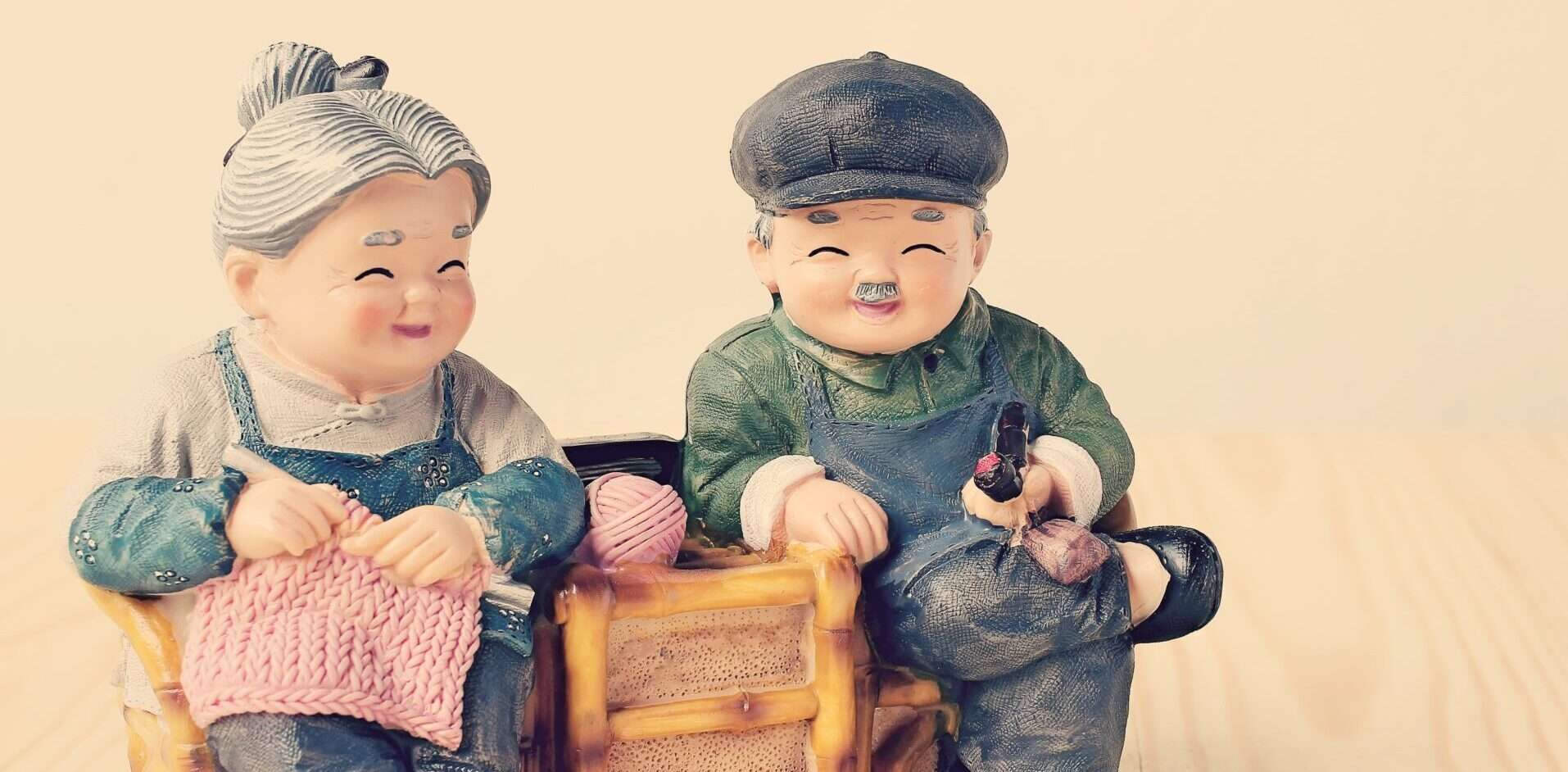 ベンチに座る老夫婦の中国の置物。