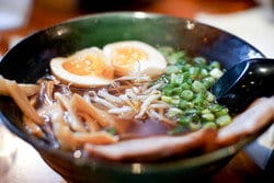 修正後の説明: 中華風味の一杯にタンパク質のラーメンが入っています。 修正後の説明: 中華風味の一杯にタンパク質のラーメンが入っています。
