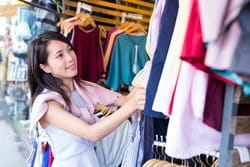 中国の女性は市街の服装を着ています。 中国の女性は市街の服装を着ています。
