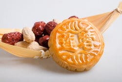 白い背景の上のバスケットに入った中国の月餅。 白い背景の上のバスケットに入った中国の月餅。