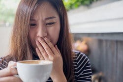 中国から来たアジア系の若い女性がコーヒーを持っています。 中国から来たアジア系の若い女性がコーヒーを持っています。