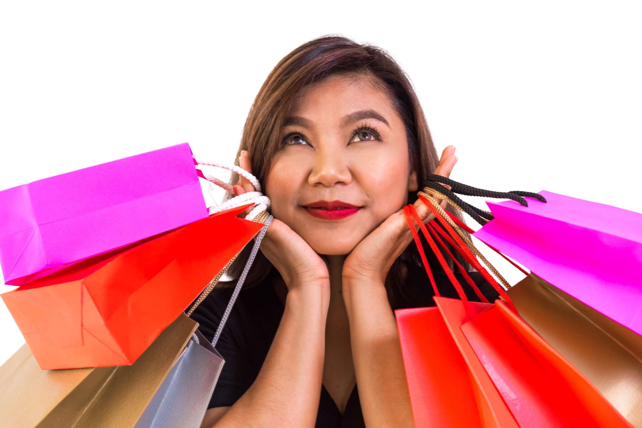 買い物袋を頭の上にかぶせるアジアの女性。