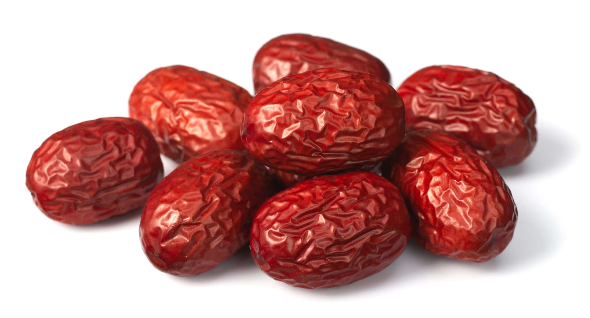 中国の白い背景に赤いナツメヤシの山。