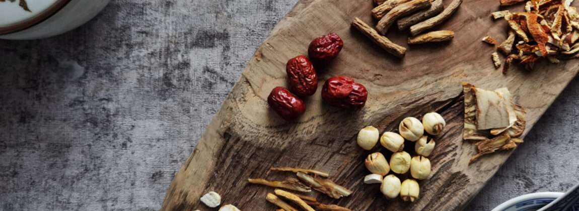 説明: 木で作られた菜皿の上に中国の薬と香料が置かれています。