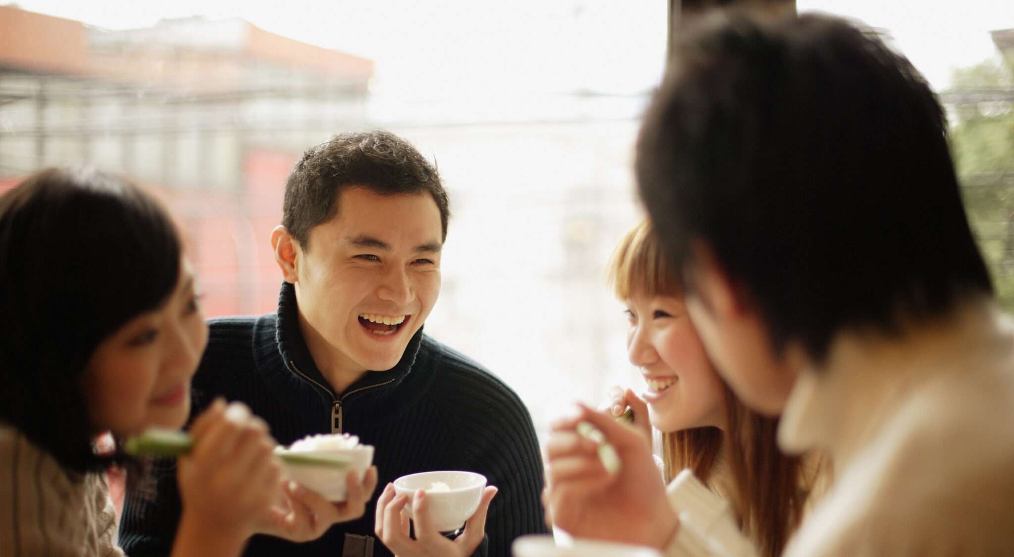 カフェで食事をする中国からのグループ。