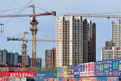 建設現場の建設用クレーン。