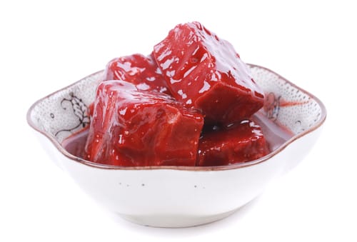 説明: 中国内の白い背景にボウルに入った赤い肉の立方体。