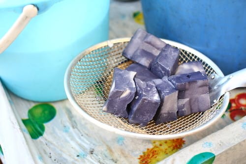 紫色の香料を1つの子丸の桶に入れた。 紫色の香料を1つの子丸の桶に入れた。