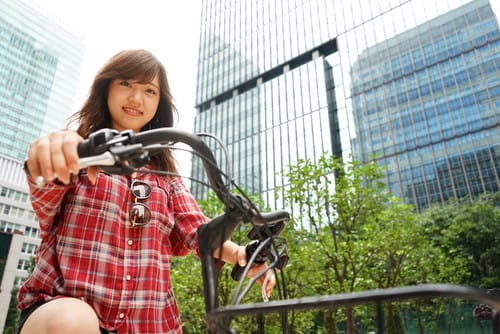 説明：中国の年旅城市にある女子学生向けの自動運転車。