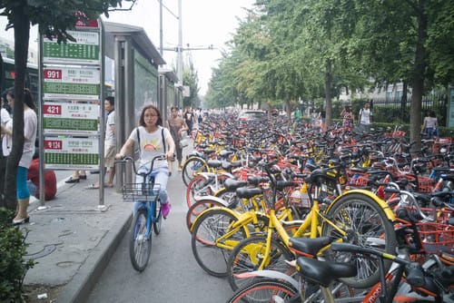 中国路上に駐輪された自転車。 中国路上に駐輪された自転車。