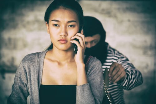 中国で男性の隣で携帯電話で話す女性。 中国で男性の隣で携帯電話で話す女性。