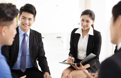 テーブルの周りに座っているビジネスマン。