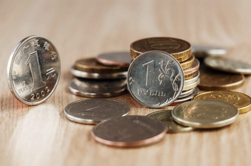 木製のテーブルの上に中国のユーロ硬貨。 木製のテーブルの上に中国のユーロ硬貨。