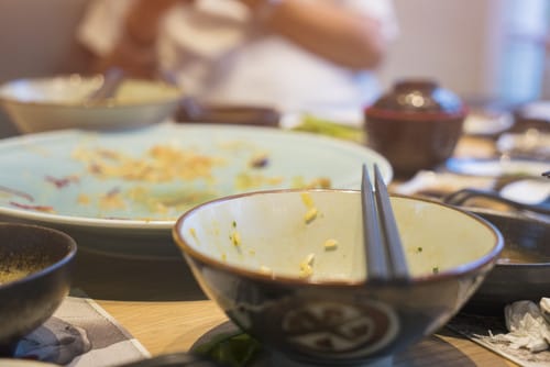 1 つは非常に多くの食品を含む中国の桌子です。 1 つは非常に多くの食品を含む中国の桌子です。