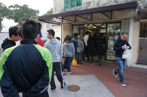 描写:商店の外に中国人がいる。 描写:商店の外に中国人がいる。