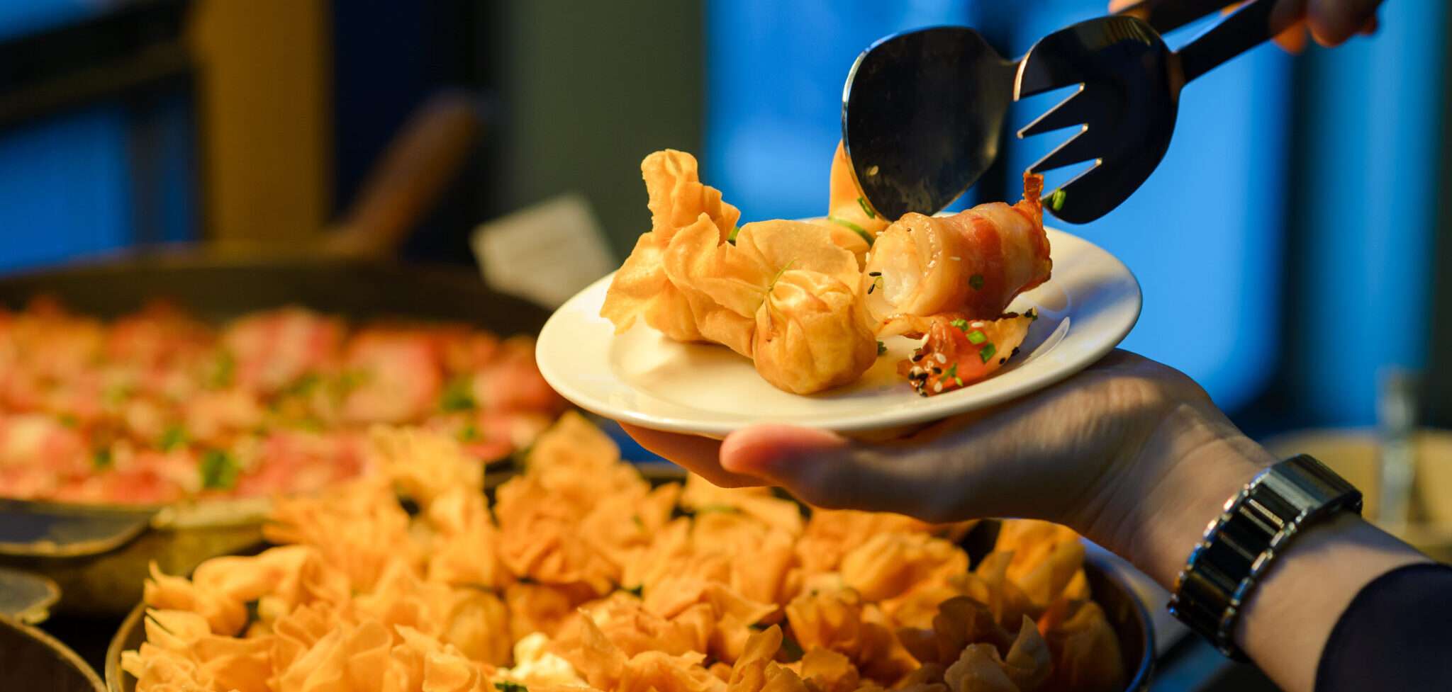 ある人はフォークを使って一つの食べ物を食べました。