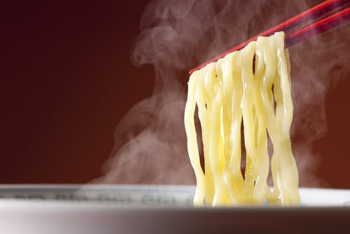 一椀中国面条、紅色筷子使用。