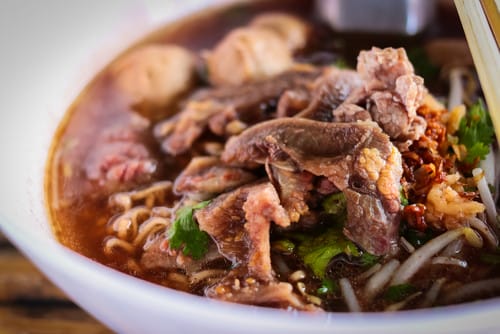 肉と箸が入ったスープ。