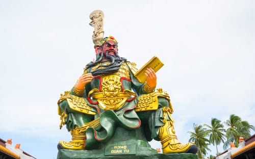 中国の男性が手に持った本の像。