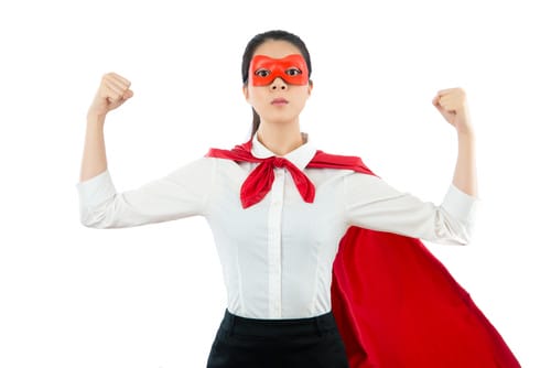 一人は中国风超级英雄の服装をしている女子、紺色のアウターを着ています。