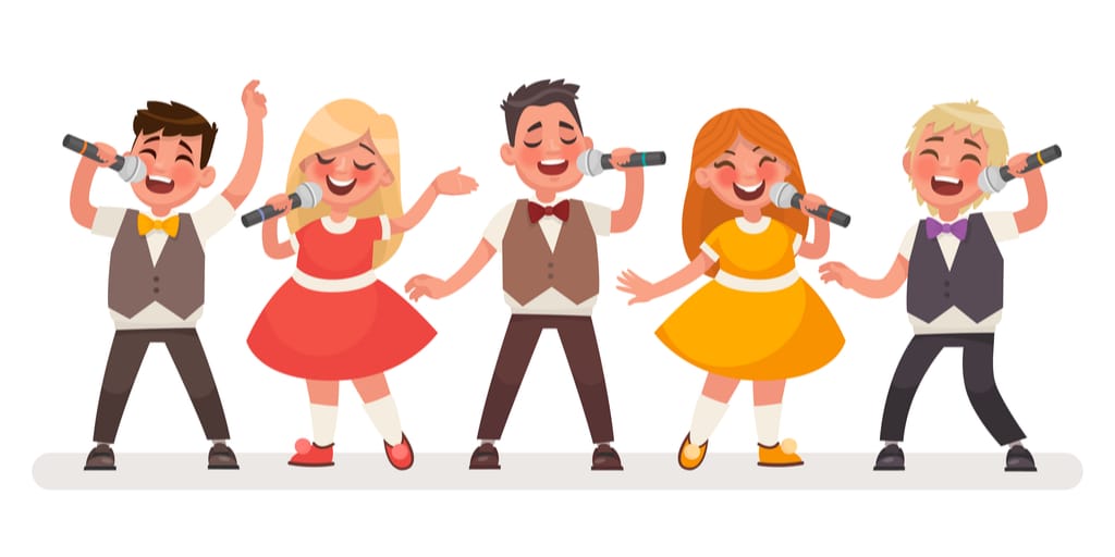 マイクを持って歌う人々のグループ。