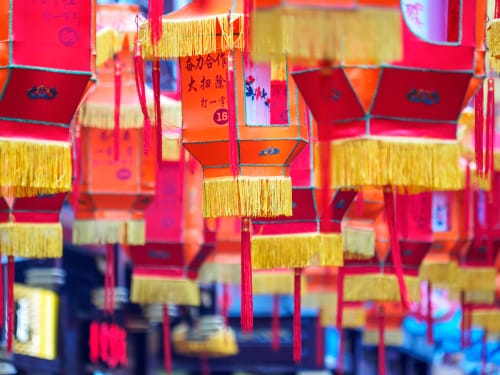 天井から吊り下げられたランタン。 天井から吊り下げられたランタン。