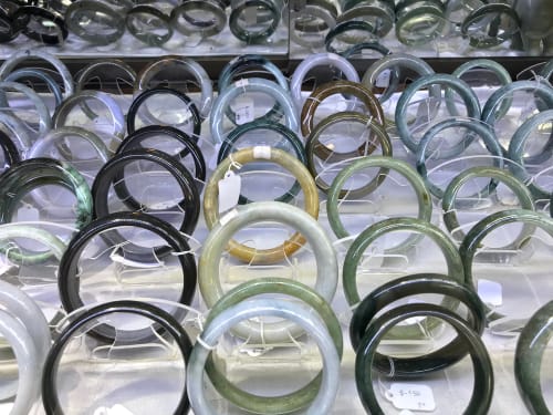 ストアには美しい翡翠のバングルが展示されています。 ストアには美しい翡翠のバングルが展示されています。