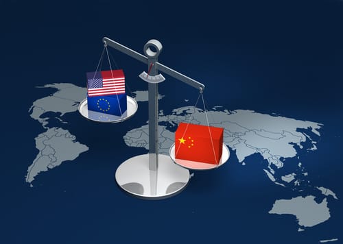 中国とアメリカの国旗が描かれた天秤。 中国とアメリカの国旗が描かれた天秤。