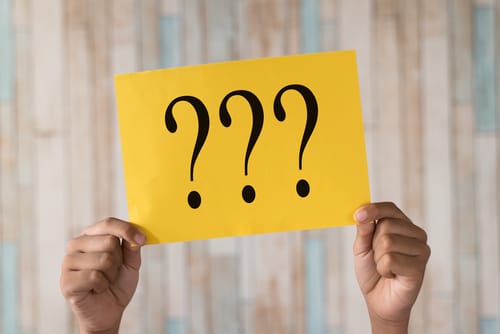 ある人は、番号の入った黄色のベルトを着ていた。