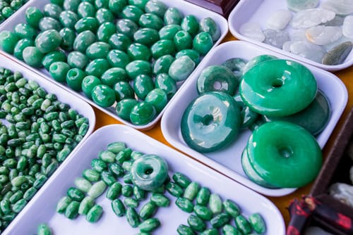 中国産の緑翡翠のビーズを各種展示しております。 中国産の緑翡翠のビーズを各種展示しております。