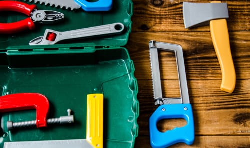 中国の木製テーブルの上の緑の箱に入ったさまざまなツール。