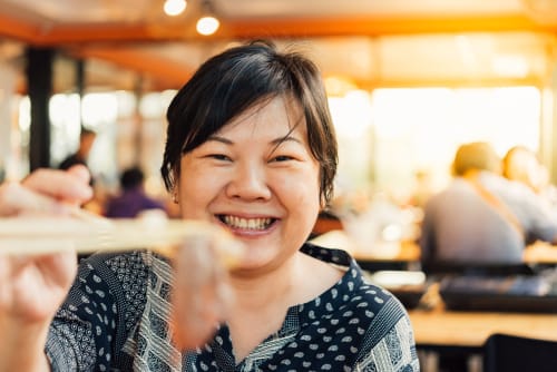 説明: 1 匹のメスが、屋内でサーモンを使用している。