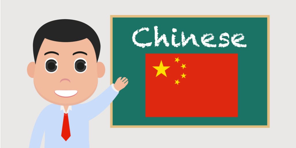 中国の国旗が描かれた黒板を指している漫画の男。 中国の国旗が描かれた黒板を指している漫画の男。