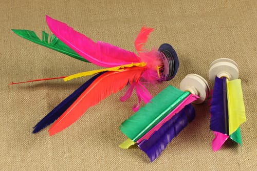 中国の伝統的なモチーフからインスピレーションを得た、テーブル上のカラフルな羽根のセット。