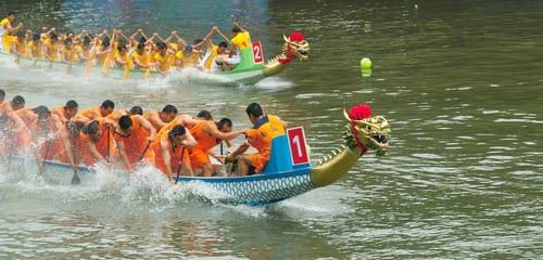 ボートに乗っている中国人。 ボートに乗っている中国人。