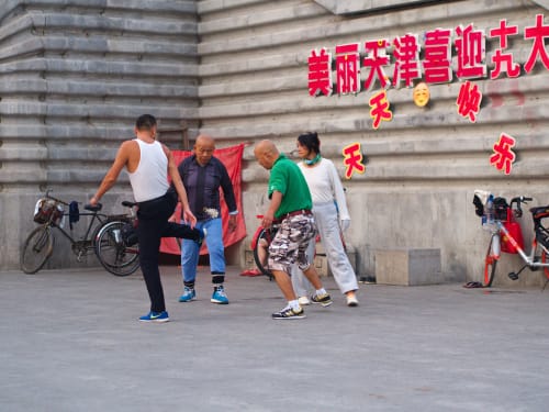 中国でフリスビーをする人々のグループ。 中国でフリスビーをする人々のグループ。