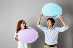 説明:中国出身の男性と女性の会話。 説明:中国出身の男性と女性の会話。