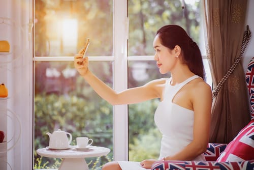 中国の窓の前で自撮りをする女性。