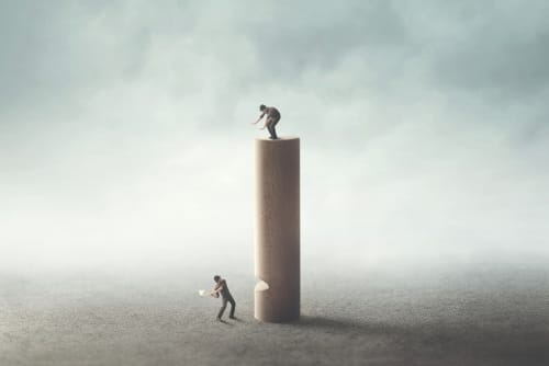 中国の木の棒の上に立つ 2 人の人物。