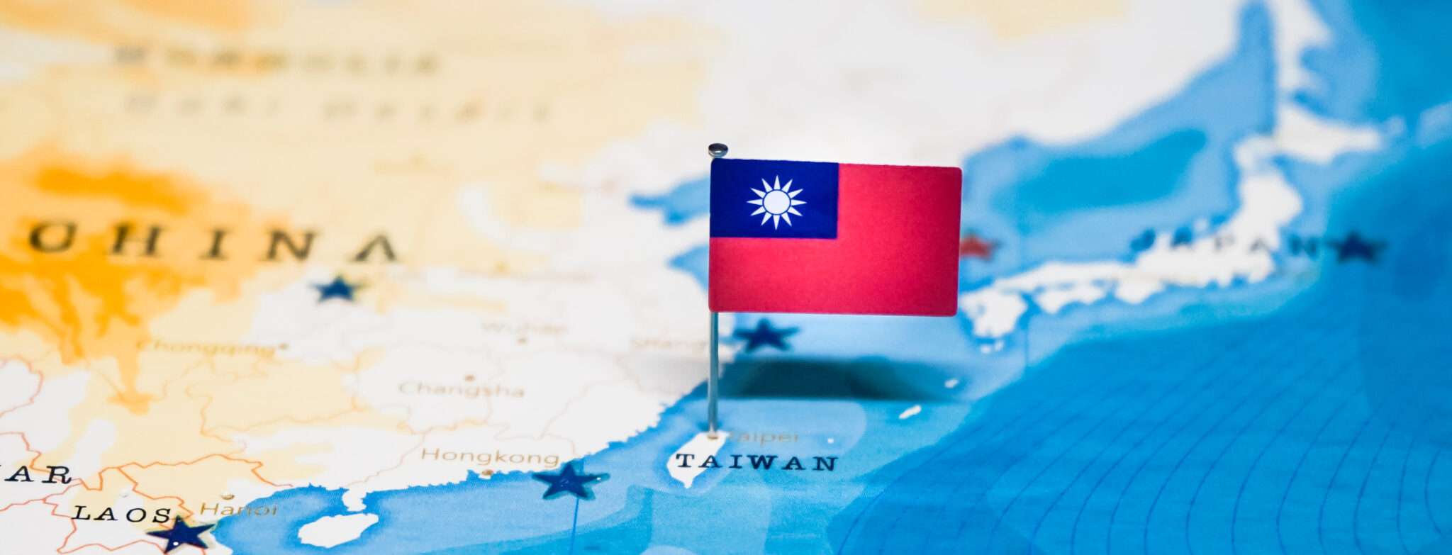 中国の国旗が地図上にピン留めされています。