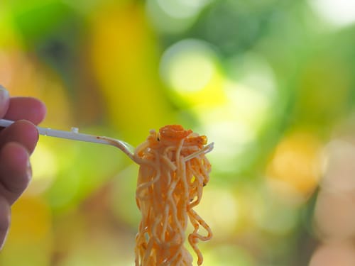 ある人はフォークを使って一本の根面条をはめました。