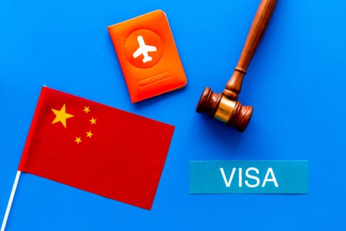 青い背景に中国の国旗、パスポート、ビザ、小槌。