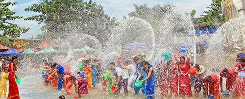 説明：中国の水喷泉にある一群の人。