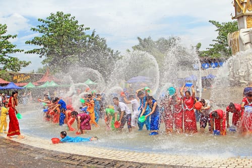 説明：中国の水喷泉にある一群の人。