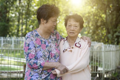 公園で抱き合う2人の中国人女性。